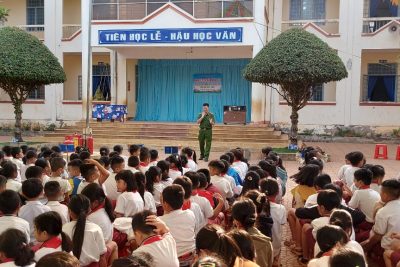 Tổ chức tuyên truyền PCCC và CNCH cho viên chức, học sinh tại Trường tiểu học Ngô Gia Tự